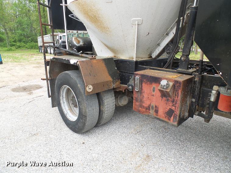 image for item DF7232 2002 GMC T7500 asphalt patch truck