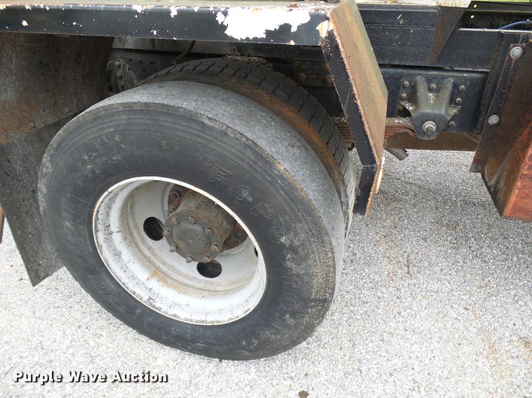 image for item DF7232 2002 GMC T7500 asphalt patch truck