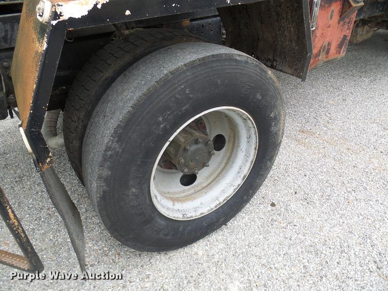 image for item DF7232 2002 GMC T7500 asphalt patch truck