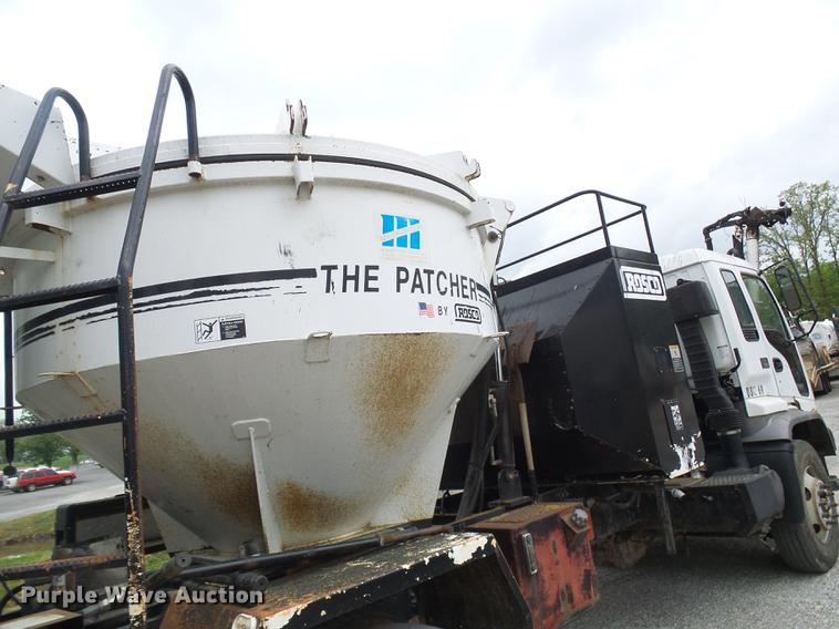 image for item DF7232 2002 GMC T7500 asphalt patch truck