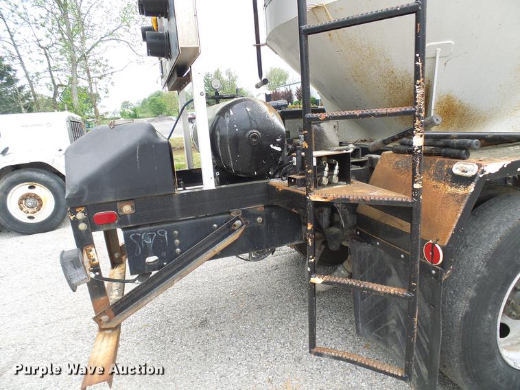 image for item DF7232 2002 GMC T7500 asphalt patch truck