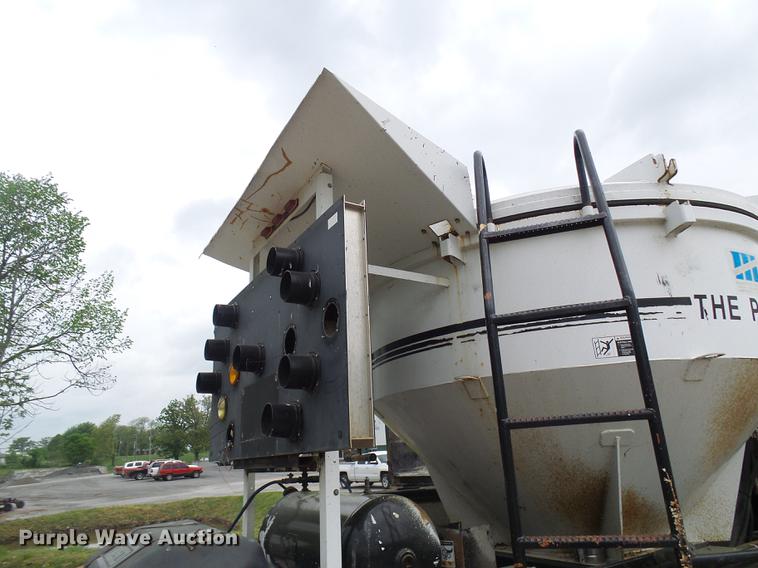 image for item DF7232 2002 GMC T7500 asphalt patch truck