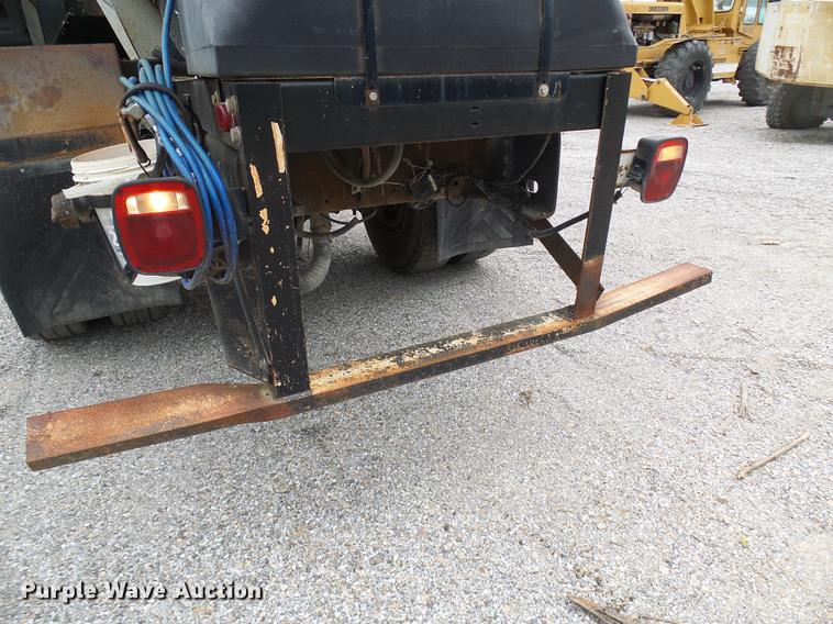 image for item DF7232 2002 GMC T7500 asphalt patch truck