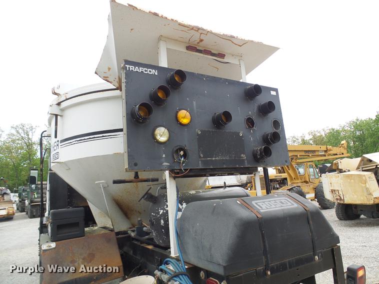 image for item DF7232 2002 GMC T7500 asphalt patch truck