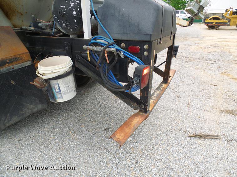 image for item DF7232 2002 GMC T7500 asphalt patch truck