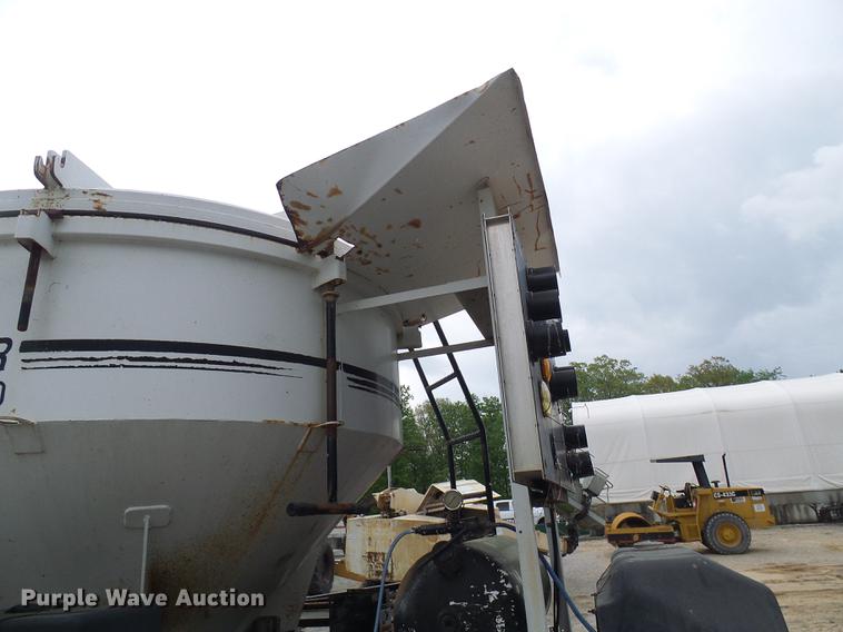 image for item DF7232 2002 GMC T7500 asphalt patch truck