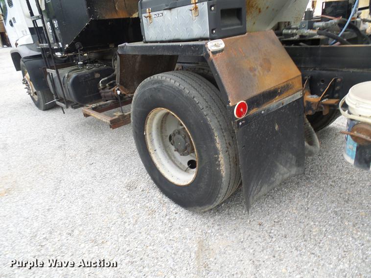 image for item DF7232 2002 GMC T7500 asphalt patch truck