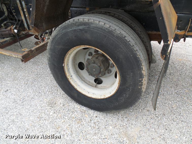 image for item DF7232 2002 GMC T7500 asphalt patch truck