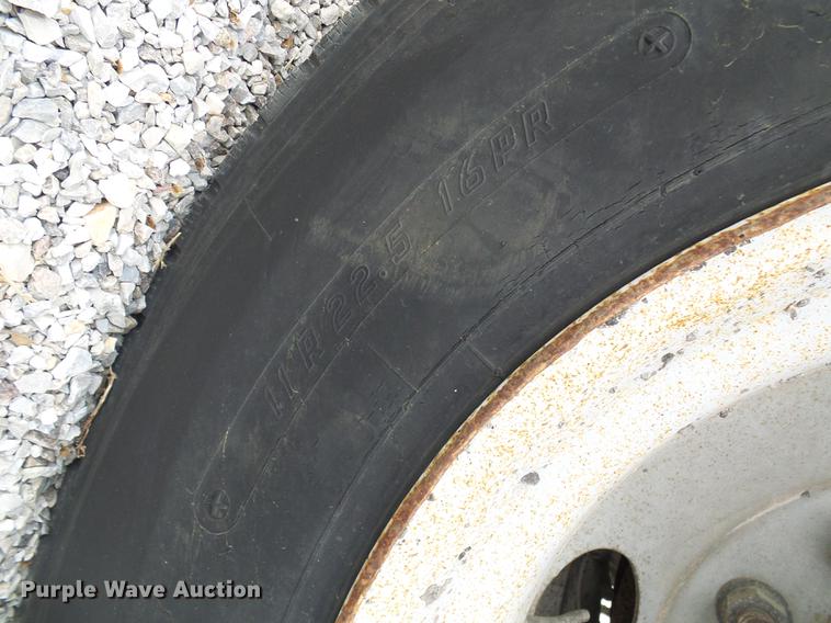 image for item DF7232 2002 GMC T7500 asphalt patch truck