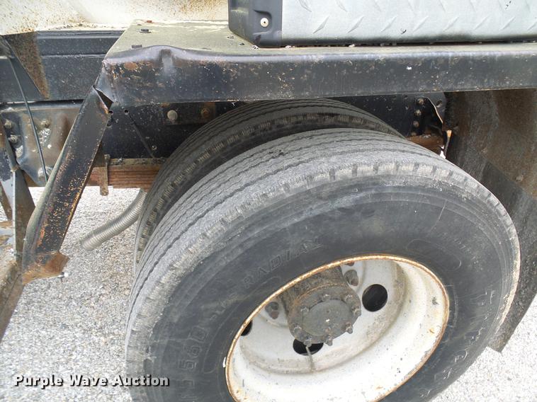 image for item DF7232 2002 GMC T7500 asphalt patch truck