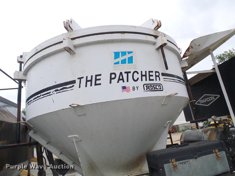 image for item DF7232 2002 GMC T7500 asphalt patch truck