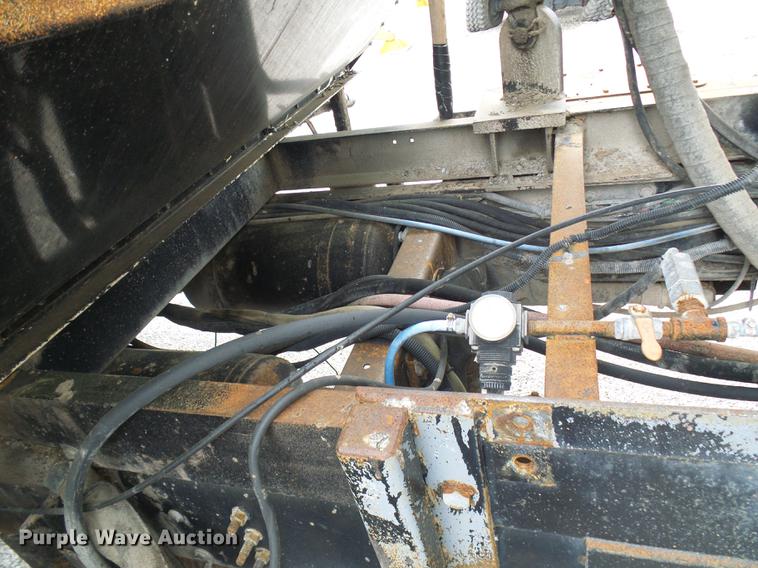 image for item DF7232 2002 GMC T7500 asphalt patch truck