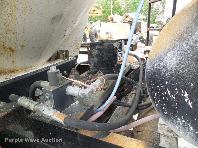 image for item DF7232 2002 GMC T7500 asphalt patch truck