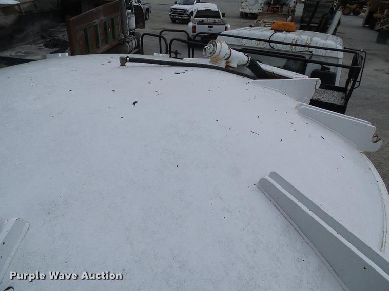 image for item DF7232 2002 GMC T7500 asphalt patch truck