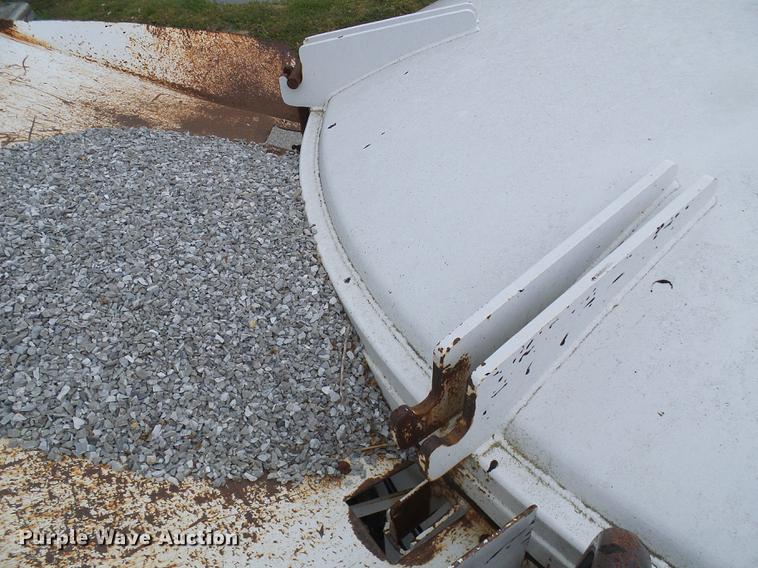 image for item DF7232 2002 GMC T7500 asphalt patch truck