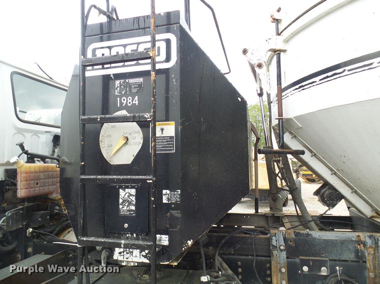 image for item DF7232 2002 GMC T7500 asphalt patch truck