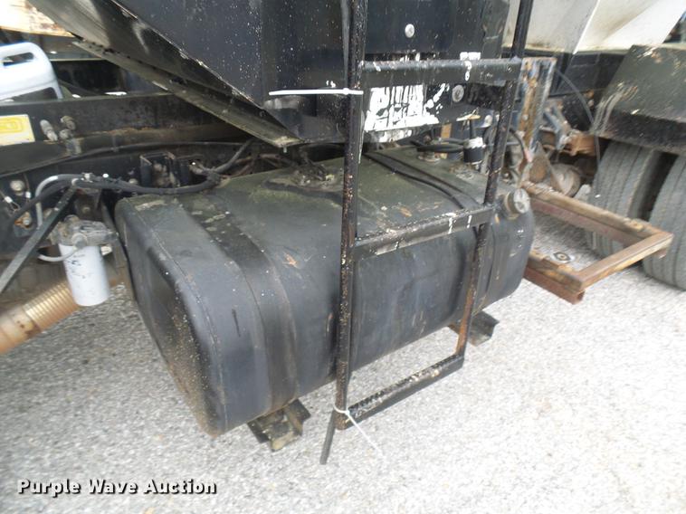 image for item DF7232 2002 GMC T7500 asphalt patch truck