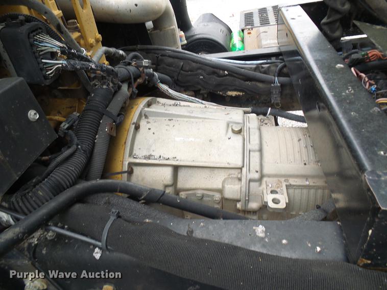 image for item DF7232 2002 GMC T7500 asphalt patch truck