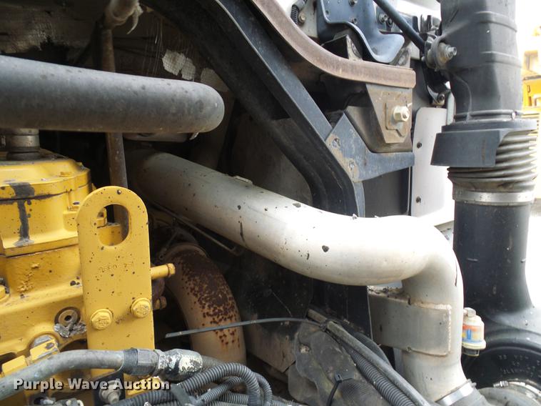 image for item DF7232 2002 GMC T7500 asphalt patch truck