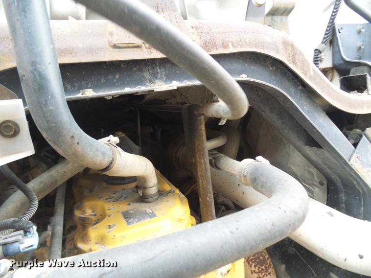 image for item DF7232 2002 GMC T7500 asphalt patch truck