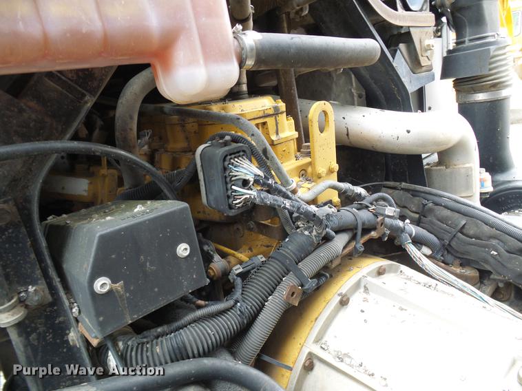 image for item DF7232 2002 GMC T7500 asphalt patch truck