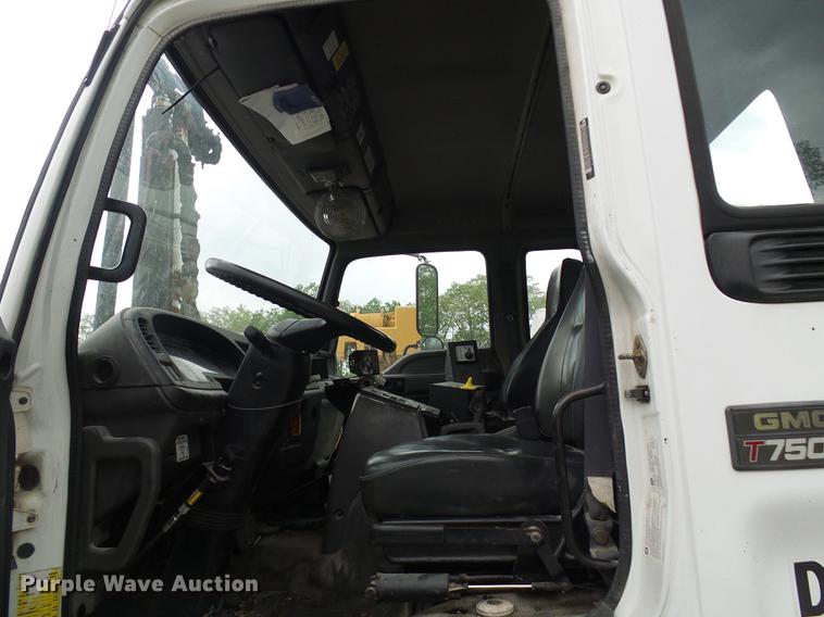 image for item DF7232 2002 GMC T7500 asphalt patch truck