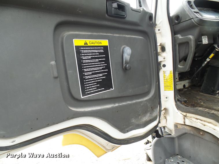 image for item DF7232 2002 GMC T7500 asphalt patch truck