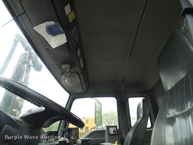 image for item DF7232 2002 GMC T7500 asphalt patch truck