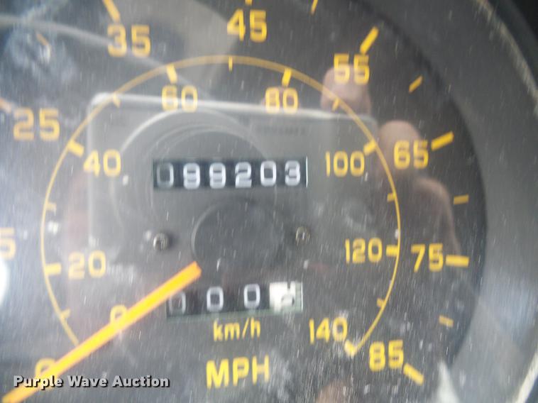 image for item DF7232 2002 GMC T7500 asphalt patch truck