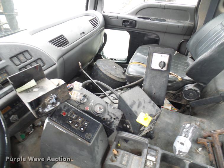 image for item DF7232 2002 GMC T7500 asphalt patch truck