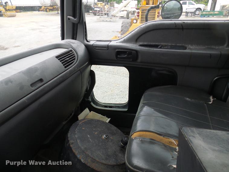 image for item DF7232 2002 GMC T7500 asphalt patch truck