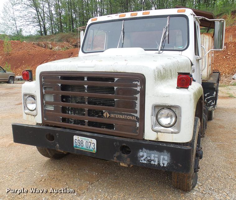 image for item DF7264 1988 International 1754 tank truck