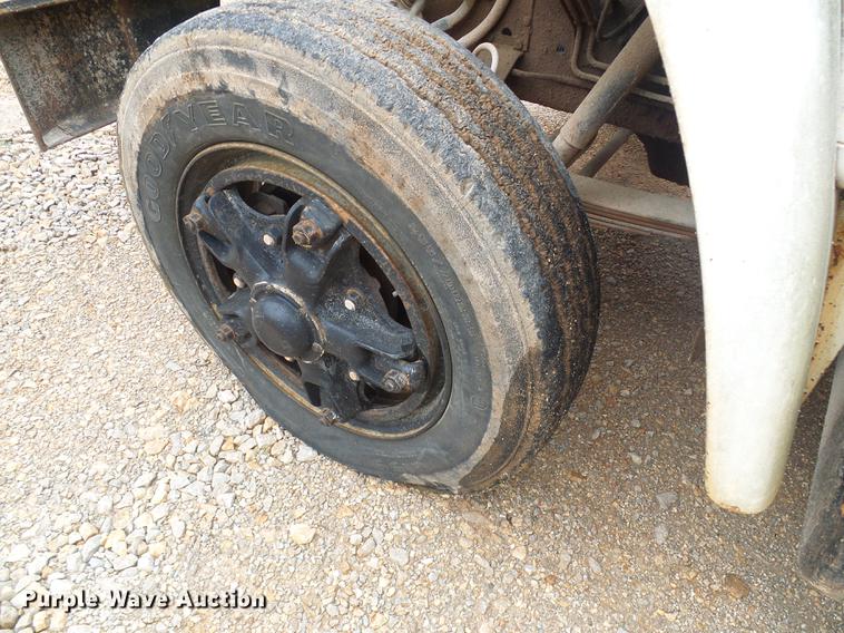 image for item DF7264 1988 International 1754 tank truck