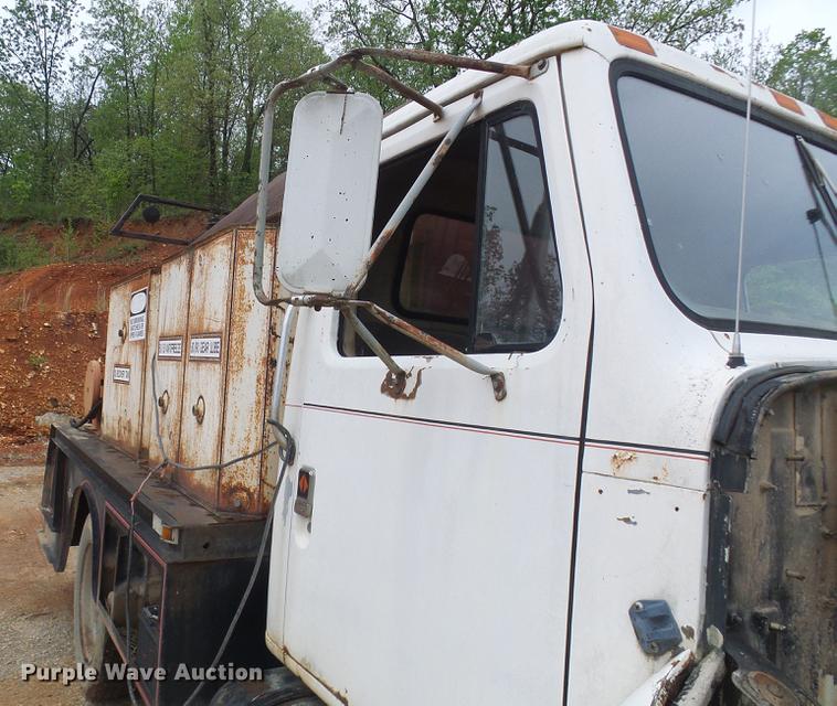 image for item DF7264 1988 International 1754 tank truck