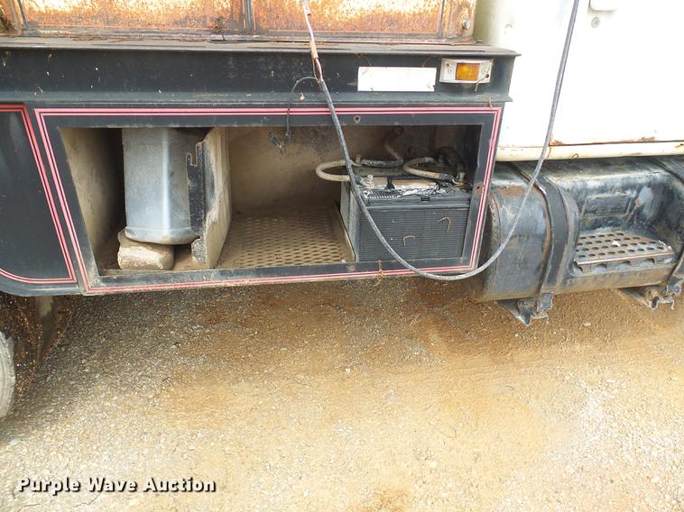 image for item DF7264 1988 International 1754 tank truck