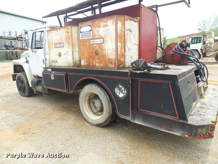 image for item DF7264 1988 International 1754 tank truck