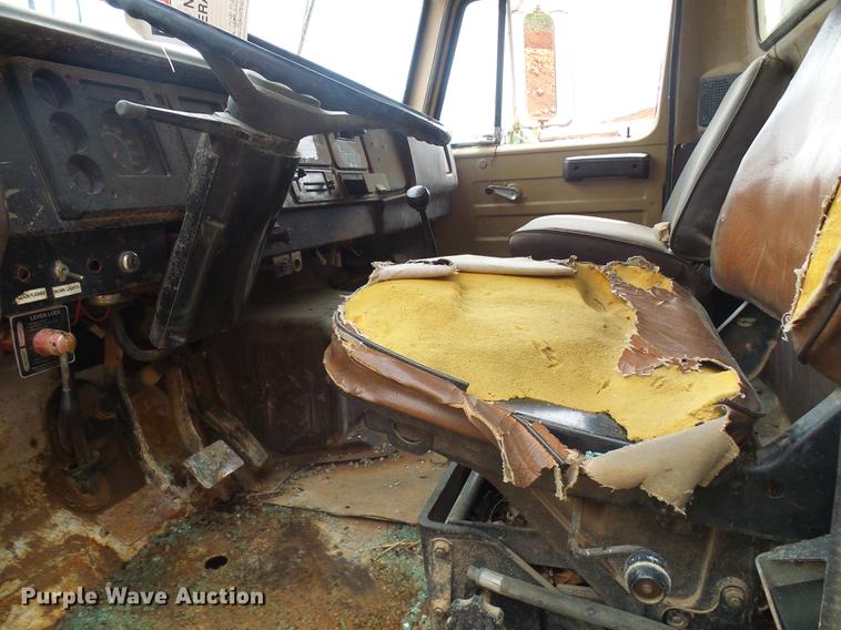 image for item DF7264 1988 International 1754 tank truck