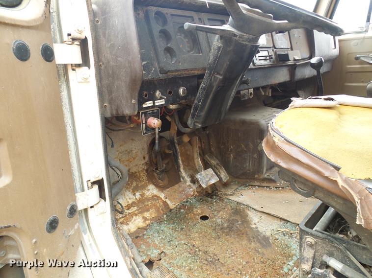 image for item DF7264 1988 International 1754 tank truck