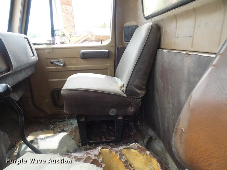 image for item DF7264 1988 International 1754 tank truck