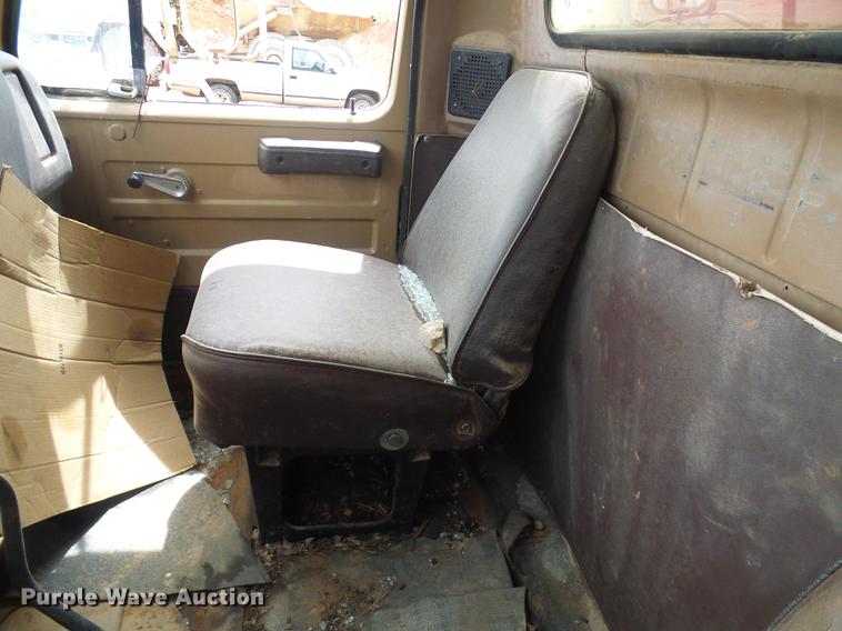 image for item DF7264 1988 International 1754 tank truck