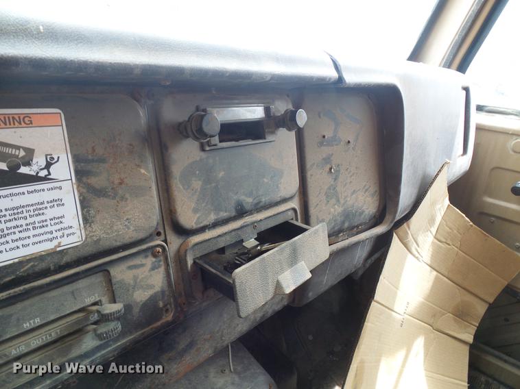 image for item DF7264 1988 International 1754 tank truck