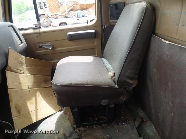 image for item DF7264 1988 International 1754 tank truck