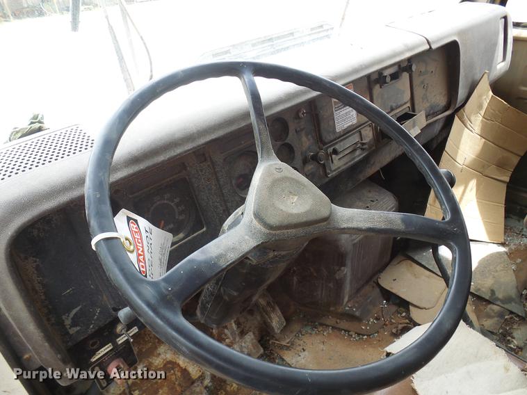 image for item DF7264 1988 International 1754 tank truck