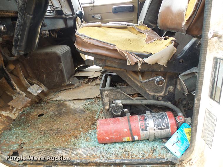 image for item DF7264 1988 International 1754 tank truck