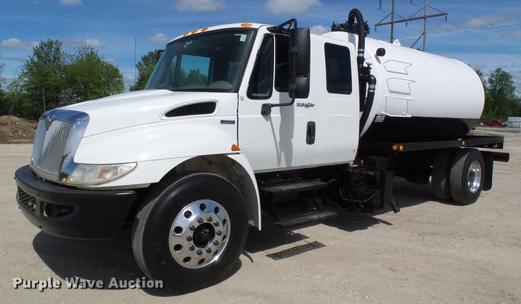 image for item DF7276 2009 International 4300 vacuum truck