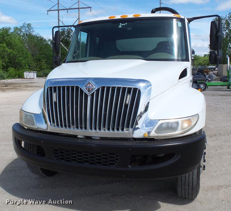 image for item DF7276 2009 International 4300 vacuum truck