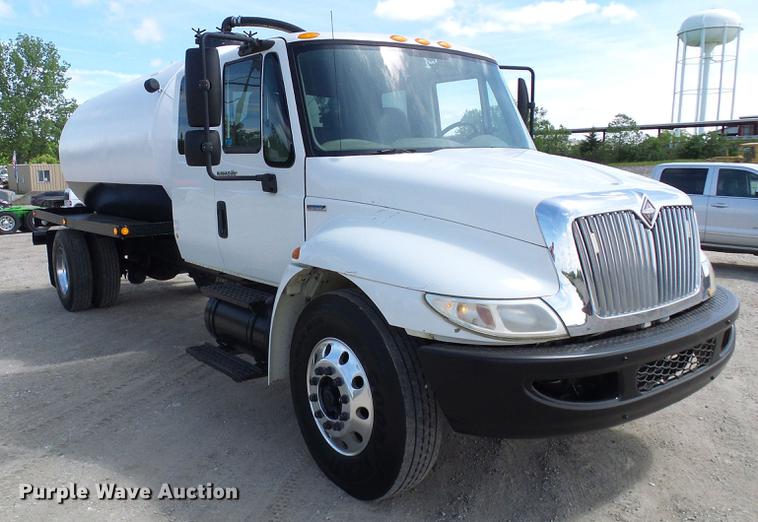 image for item DF7276 2009 International 4300 vacuum truck