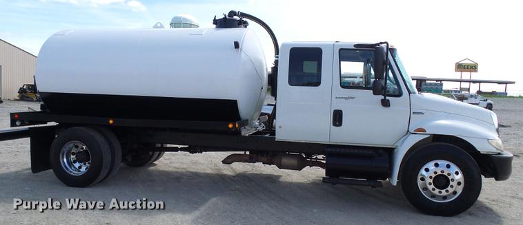 image for item DF7276 2009 International 4300 vacuum truck