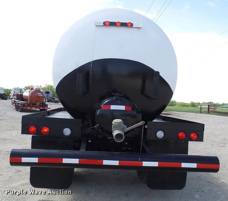image for item DF7276 2009 International 4300 vacuum truck