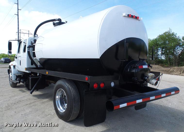 image for item DF7276 2009 International 4300 vacuum truck